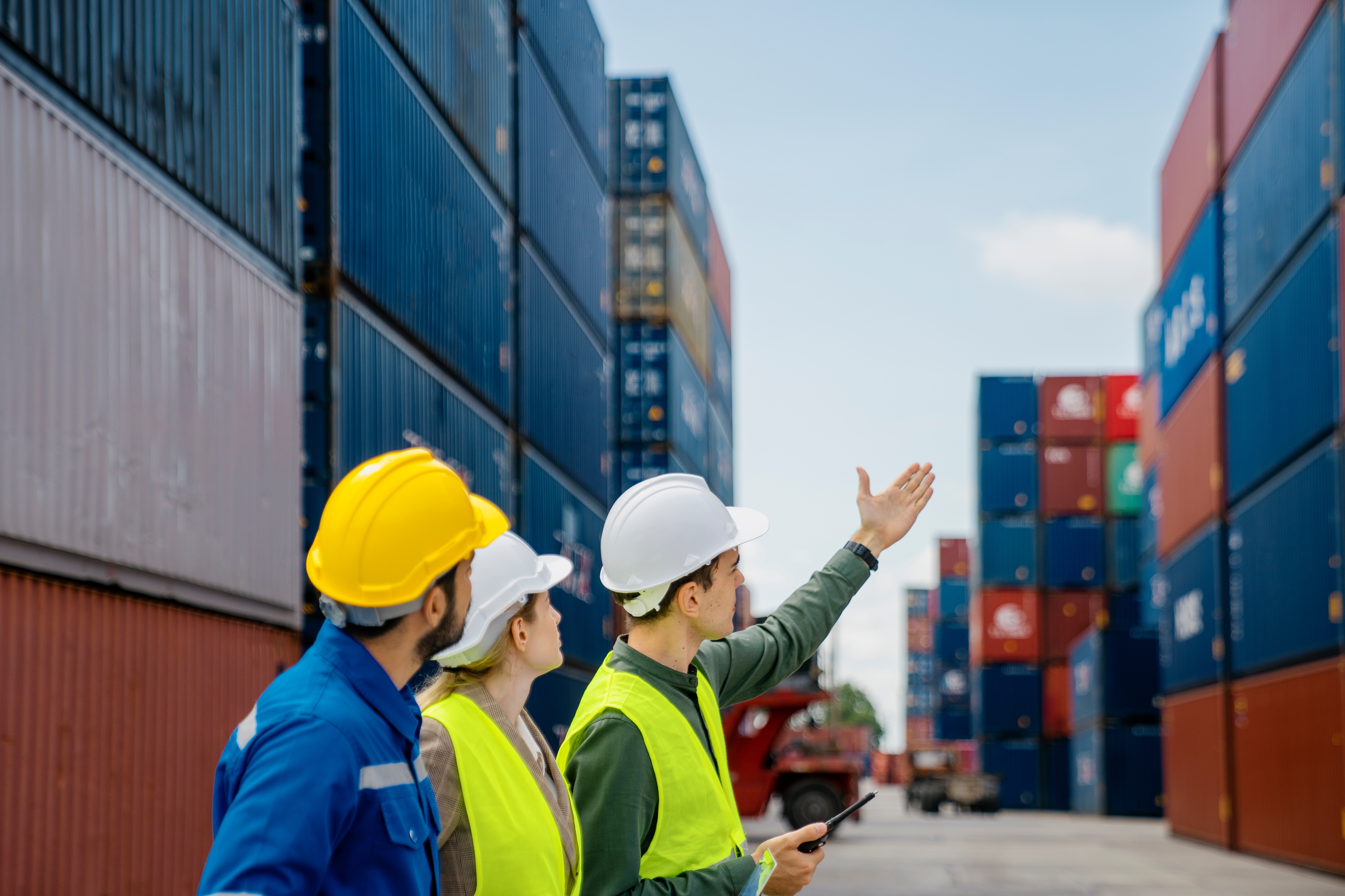 Shipment-yard coordination for Dubai appliance consolidation and export